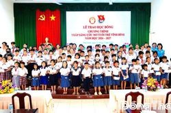Xã Vĩnh Bình: Trao 100 suất học bổng cho học sinh vượt khó học tốt