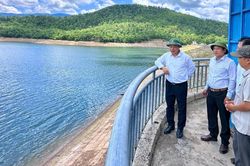 Phó Chủ tịch UBND tỉnh Dương Mah Tiệp kiểm tra các công trình thủy lợi
