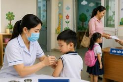Trẻ chưa ti&ecirc;m đủ vaccine c&oacute; được nhập học mầm non, lớp 1?