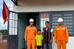 Người thợ điện Cao Lan giữ sáng vùng biên