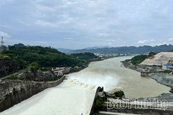 Đóng 1 cửa xả đáy hồ thủy điện Hòa Bình vào lúc 16 giờ chiều 31/7