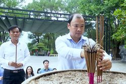 Đoàn công tác Ban Chỉ đạo 35 Học viện Chính trị Quốc gia Hồ Chí Minh tri ân các anh hùng liệt sĩ