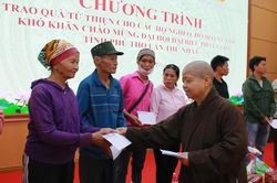 Phú Thọ: Ban Trị sự GHPGVN tỉnh tặng quà đến bà con khó khăn xã Trung Sơn