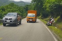 Xe tải vượt lấn l&agrave;n, người đi xe m&aacute;y ng&atilde; khi n&eacute; tr&aacute;nh