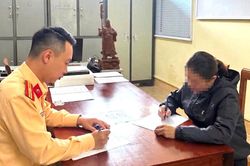 Sơn La: Xử l&yacute; người phụ nữ chạy xe m&aacute;y chở ba, d&ugrave;ng điện thoại khi l&aacute;i xe