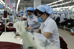 Doanh nghiệp chậm lương c&oacute; thể bị phạt tới 100 triệu đồng