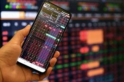 Cổ phiếu VCB n&acirc;ng đỡ nhưng VN-Index vẫn giảm gần 9 điểm