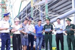 Đồn Biên phòng Triệu Vân phối hợp tuyên truyền chống khai thác IUU cho ngư dân