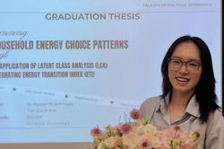 Hành trình đi tìm lời giải cho những câu hỏi 'vì sao?' bằng nghiên cứu khoa học của nữ thủ khoa ngành Kinh tế