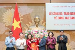 Phó Chủ tịch Thường trực Quốc hội Đỗ Văn Chiến trao Nghị quyết của Ủy ban Thường vụ Quốc hội về công tác cán bộ