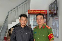 C&ocirc;ng an phường trao trả tiền v&agrave; điện thoại cho du kh&aacute;ch đ&aacute;nh rơi