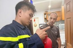 Sử dụng ngoại ngữ tuyên truyền PCCC đến với người nước ngoài lưu trú ở TP Hồ Chí Minh