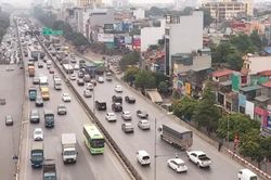 Xe không được di chuyển liên tục ở làn vượt cao tốc