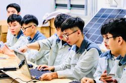 Người trẻ chọn gì cho tương lai?