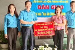 Trao kinh ph&iacute; hỗ trợ x&acirc;y dựng m&aacute;i ấm c&ocirc;ng đo&agrave;n
