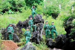 'Cột mốc sống' nơi biên cương