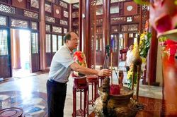 Bí thư Tỉnh ủy dâng hương tưởng niệm 10 Anh hùng liệt sĩ Khởi nghĩa Hòn Khoai