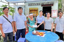 Xã U Minh kịp thời hỗ trợ gia đình hộ nghèo có người thân đột tử
