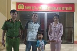 Bé 4 tuổi hoảng sợ vì lạc đường trong đêm được công an đưa về nhà an toàn