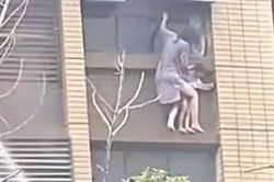 Hai mẹ con bám ngoài cửa sổ giữa biển lửa chờ cứu hộ nhưng trượt tay rơi xuống, toàn bộ diễn biến được camera ghi lại