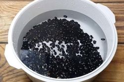 Mách bạn mẹo nấu chè đỗ đen nhanh nhừ, hạt bở nhưng không bị nát, nước chè thơm ngon