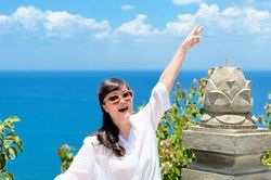 Hiếm hoi khoe dáng với bikini, NSND Vân Dung khiến khán giả không thể rời mắt