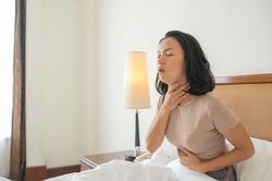 Sáng nào cũng khô miệng sau khi ngủ dậy? 5 nguyên nhân nhiều người không ngờ tới