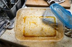 Hộp nhựa dính dầu mỡ rửa mãi vẫn nhờn? Thử ngay mẹo này, sạch bóng chỉ trong vài phút