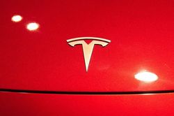 Tesla cán mốc 10 triệu xe điện, Musk tiến gần gói lương 1.000 tỷ USD