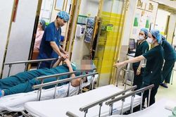 Chồng vào động viên vợ sinh, bất ngờ ngất xỉu trong phòng mổ