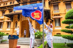 Lễ thượng cờ kỷ niệm 31 năm Việt Nam tham gia ASEAN