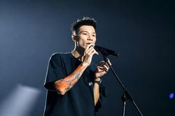 Rapper MCK xin lỗi, gỡ bỏ 19 ca kh&uacute;c c&oacute; ng&ocirc;n từ kh&ocirc;ng ph&ugrave; hợp