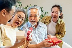 Sau tuổi 70, cha mẹ nên dừng 5 việc này nếu muốn sống an yên, giữ hòa khí với con cháu