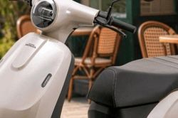 Xe máy điện Honda giá 15,5 triệu đồng thiết kế cổ điển, đi 70km/lần sạc, cốp rộng