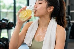 Uống nước chanh mật ong sau tập luyện có lợi gì?