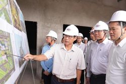 Thứ trưởng Thường trực Vũ Mạnh Hà: Cà Mau cần phát triển hệ thống y tế cân bằng giữa 3 cấp chăm sóc