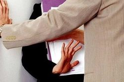 Quấy rối tình dục tại nơi làm việc bị phạt đến 30 triệu đồng