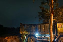 Ngăn chặn hành vi đổ trộm chất thải xây dựng tại xã Thanh Trì