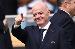 FIFA 'bán' World Cup, ông Infantino nhận lương gấp 10 lần?