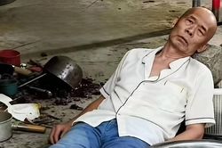 Tình cảnh trớ trêu của quán lẩu gà 'van xin khách đừng đến'