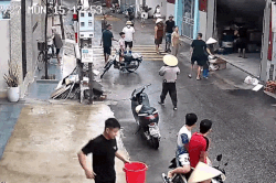 Chủ vắng nhà, hàng xóm hợp sức cứu kho xe máy bốc cháy