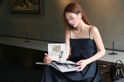 Thấy gì khi sách trở thành phụ kiện thời trang