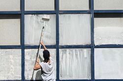 Người Pháp chống nóng kiểu 'có một không hai': Bôi phấn trắng lên cửa