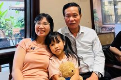 Con gái tìm bố 34 năm mất liên lạc, xúc động tin nhắn 'Bố chào con'