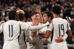 Tottenham hạ Chelsea dù chơi thiếu người