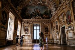Bảo tàng Louvre thay đổi cách trưng bày sau vụ trộm táo tợn