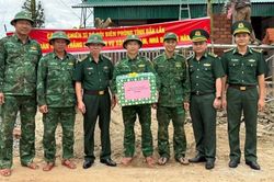 Động viên cán bộ, chiến sĩ đẩy nhanh tiến độ sửa chữa nhà ở cho gia đình chính sách ở Đắk Lắk