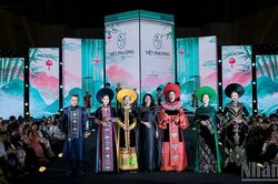 Bộ sưu tập áo dài Việt Nam của nhà thiết kế Hàn Phượng mở màn Global Fashion Week All Stars 2026