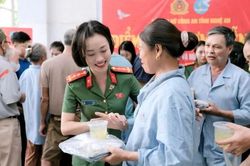 Những suất cơm nghĩa tình ở Bệnh viện Hữu nghị đa khoa Nghệ An