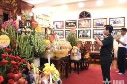 Thượng tướng Đỗ Xuân Tụng dâng hương tưởng niệm Tổng Bí thư Lê Khả Phiêu